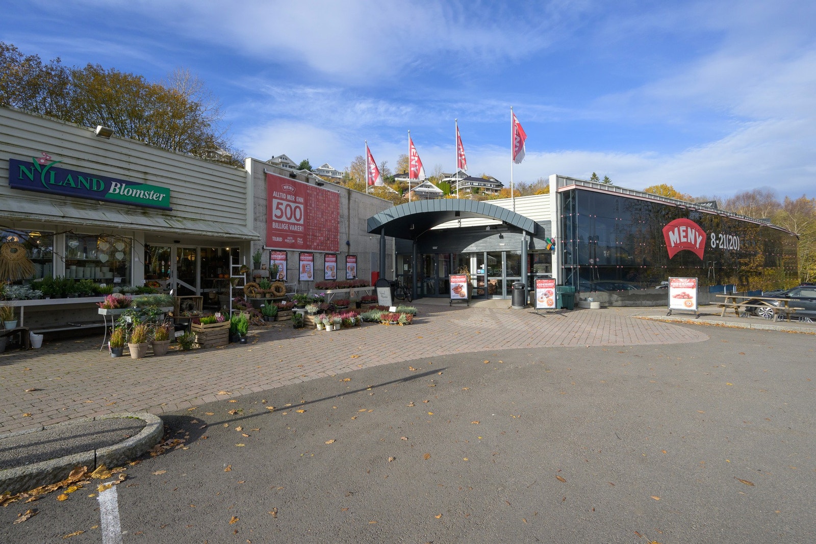 I nærområdet og i gangavstand finner vi både Meny butikk Galleribilde