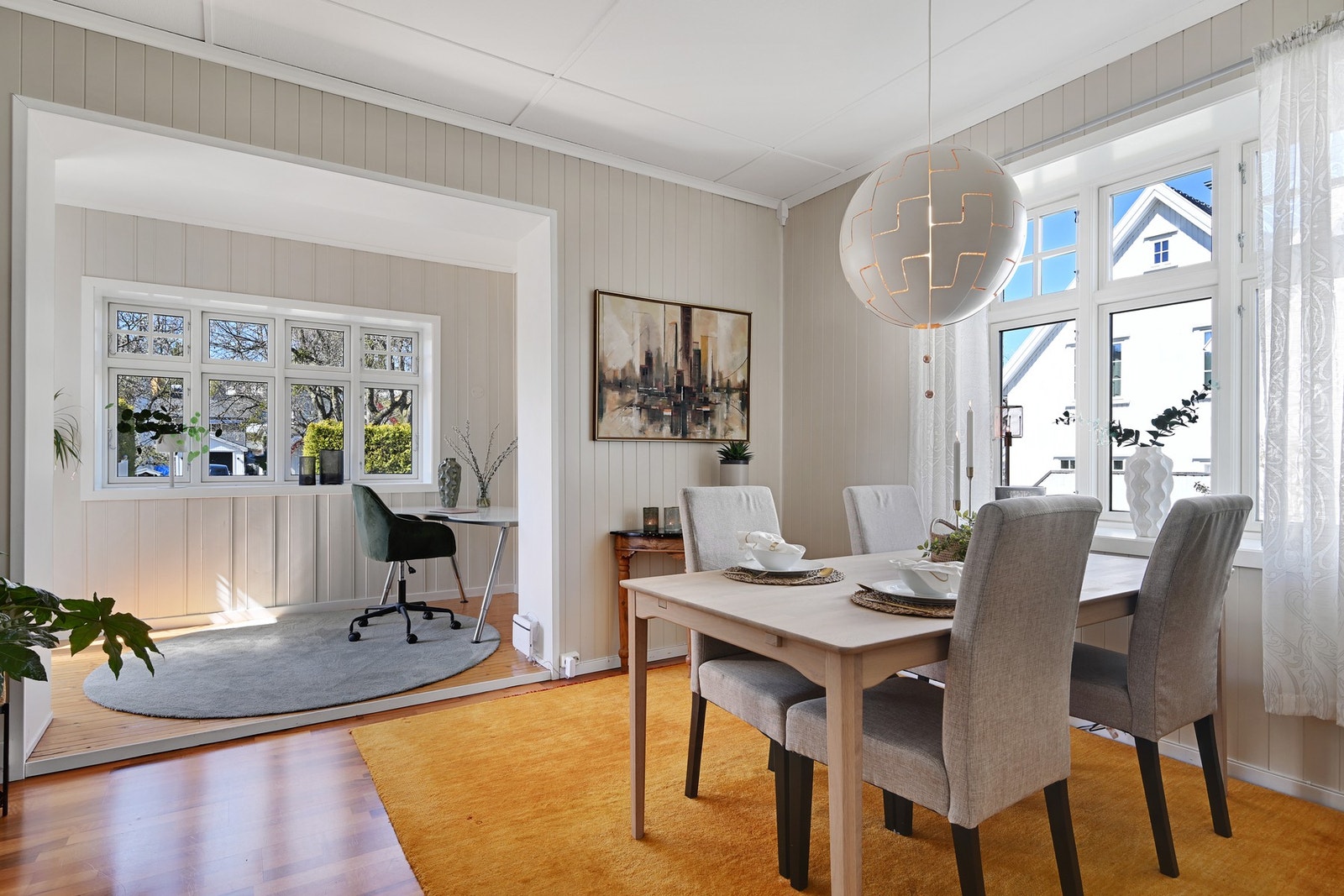 Da fortsetter vi inn i stua som ligger vegg i vegg med kjøkkenet Galleribilde
