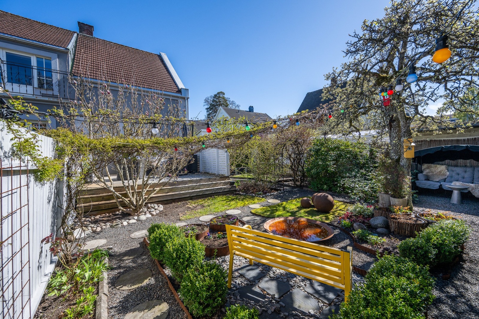 Her ser vi hagen fra en litt annen vinkel - terrasse til venstre og hammocken til høyre (medfølger ikke) Galleribilde
