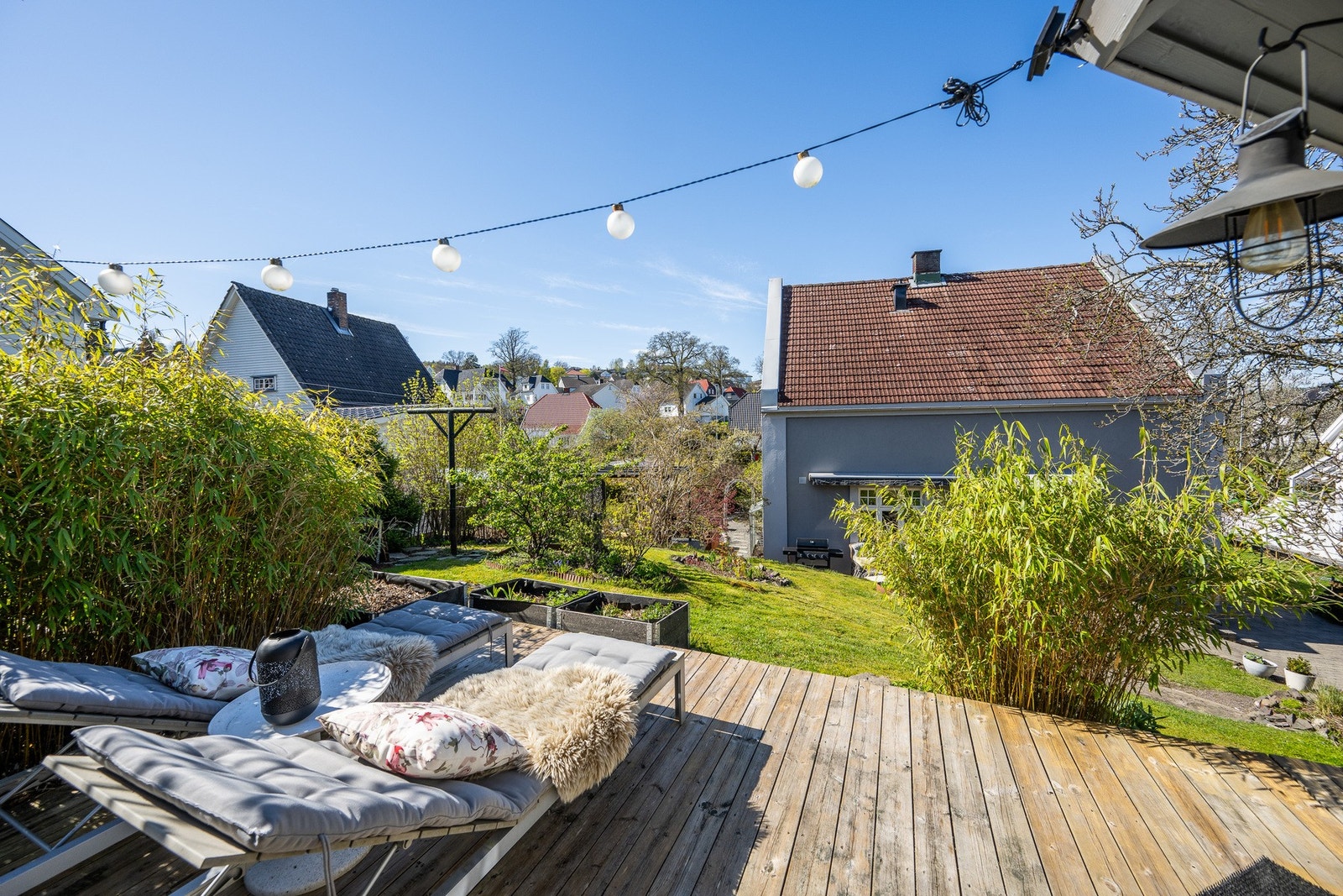 Da avslutter vi rundturen med noen flere bilder av den flotte tomten og nærområdet. Her ser vi solterrassen ved lysthuset Galleribilde