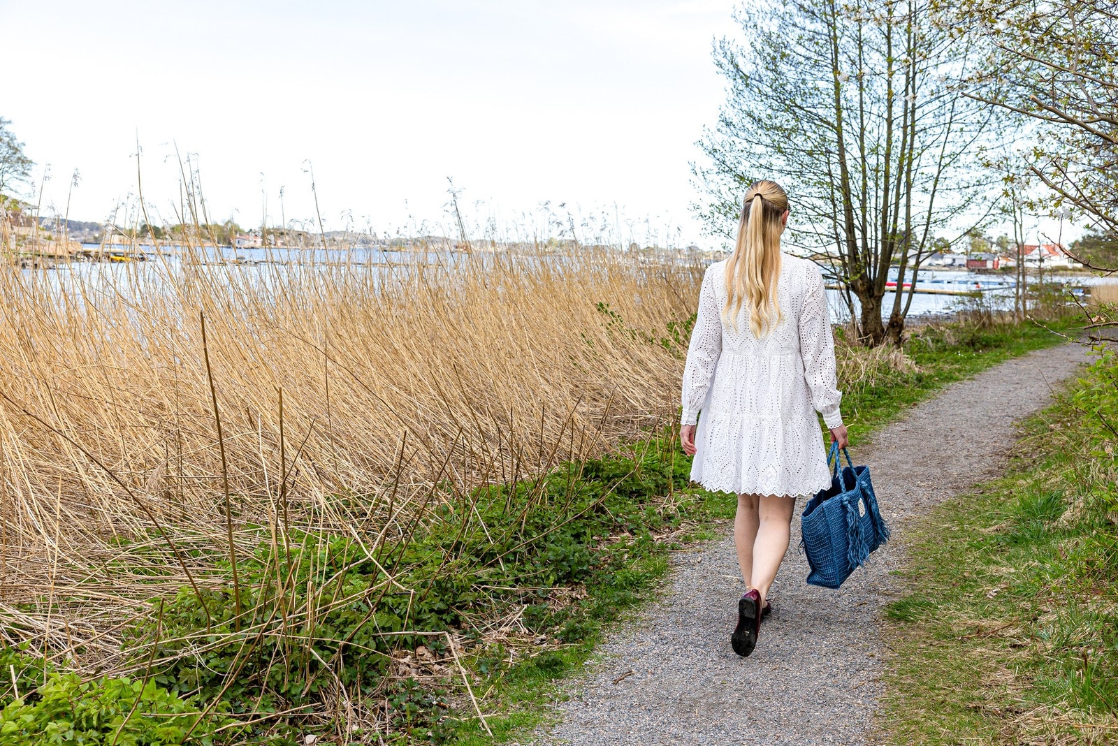 Gangstier både syd og nordover, som leder deg til Granholmen eller mot Skaustranda Galleribilde