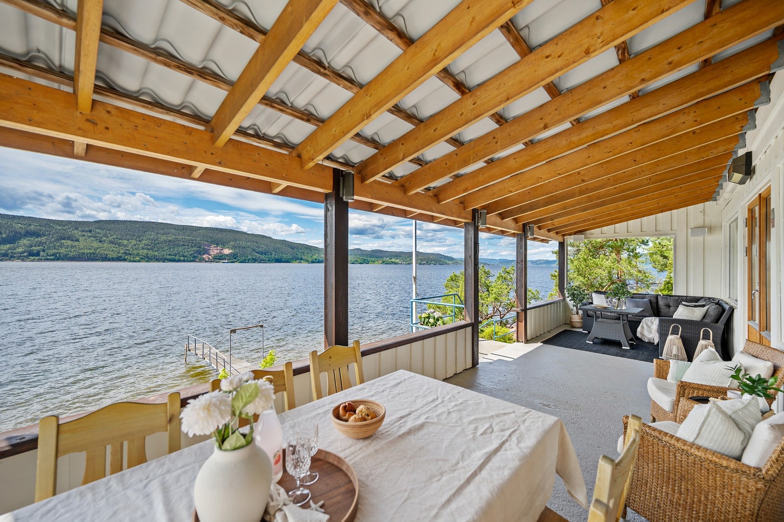 Romslig terrasse med plass til både spisebord og sofagruppe Galleribilde