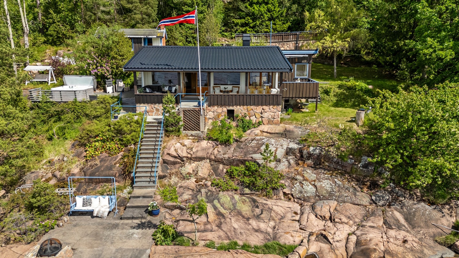 Hytta ble nymalt april 2026 - inkludert dører, vinduer og gjerde samt grunnmur Galleribilde