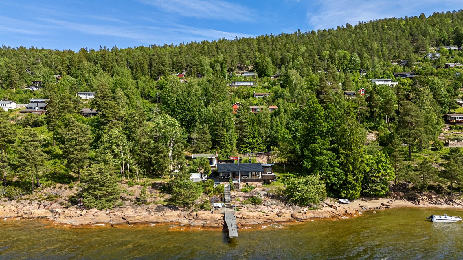 Glimrende plassering med bom, noe som gi den gode følelsen av privatliv samt på nedsiden av veien, bedre blir det ikke! Galleribilde