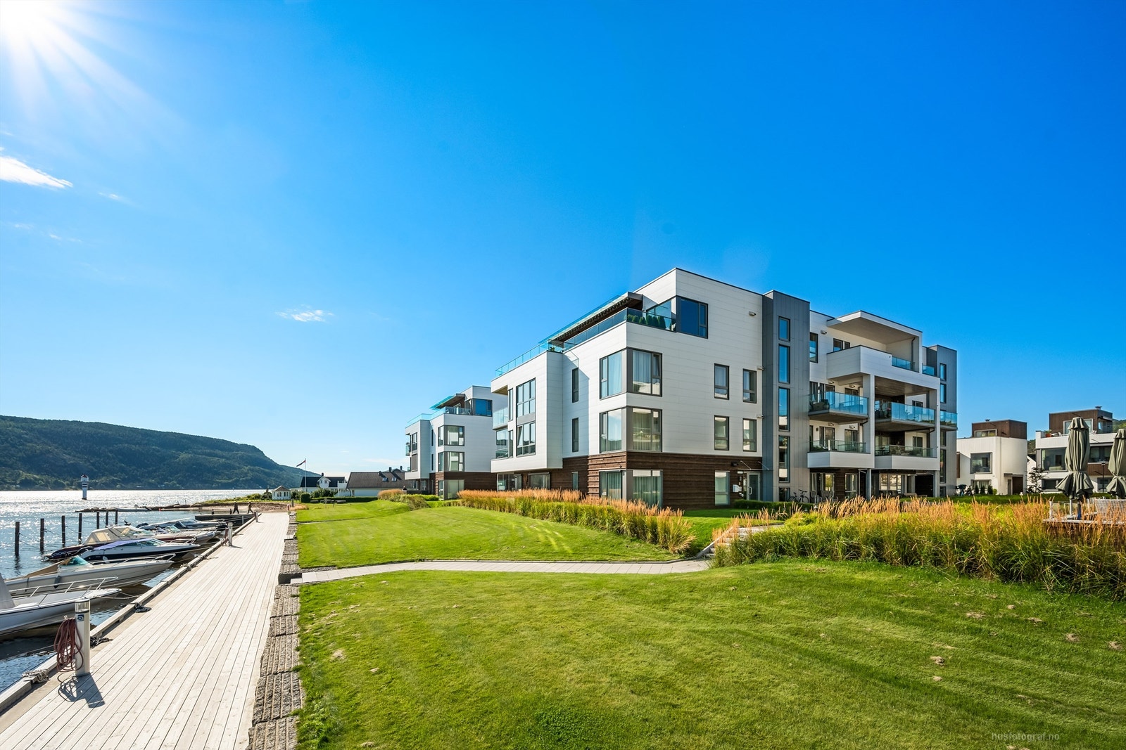 Eiendommen har en idyllisk og solrik beliggenhet rett ved fjorden. Galleribilde