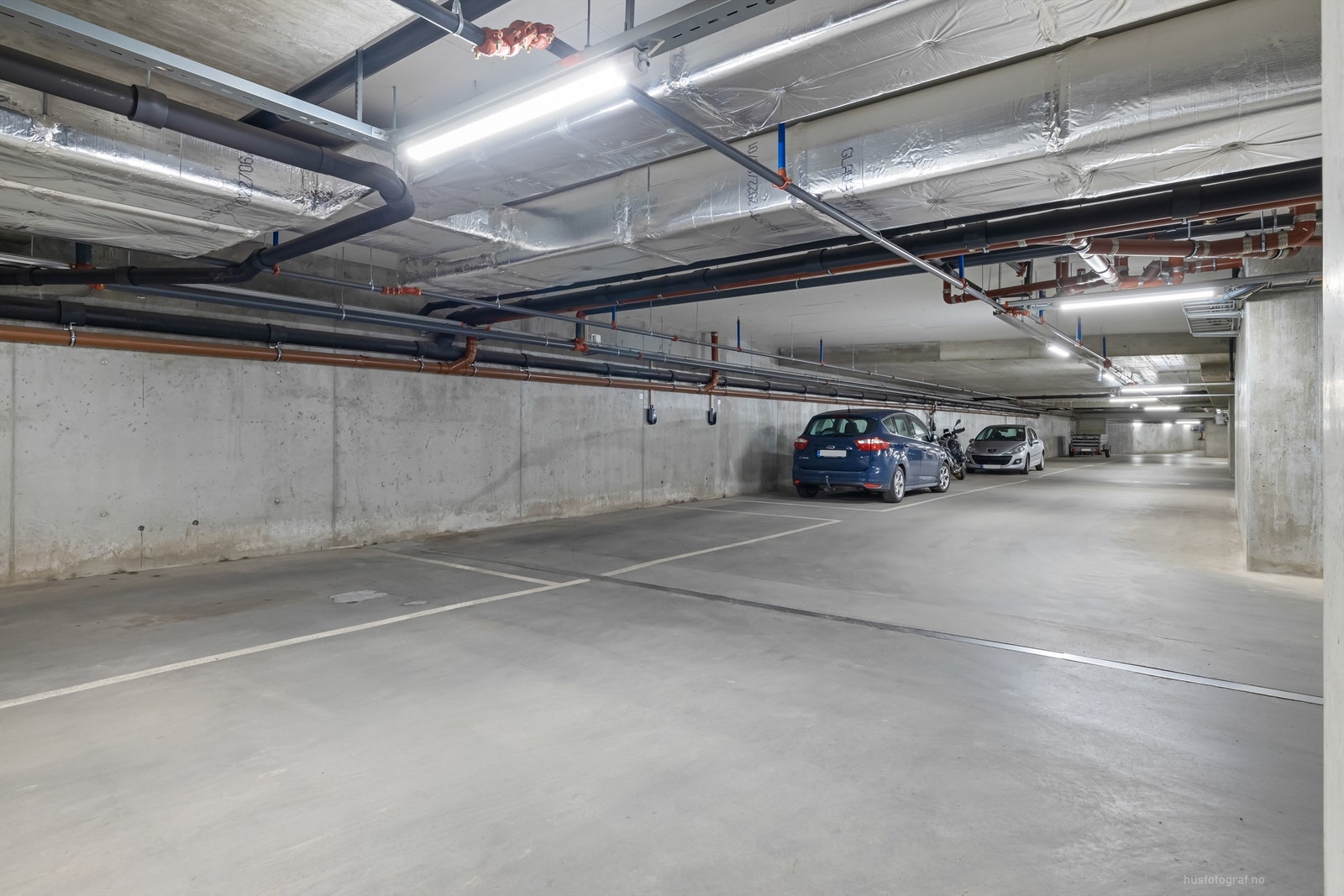 Medfølgende parkeringsplass i felles garasje - Tilrettelagt for etablering av ladeboks til el-bil. Galleribilde
