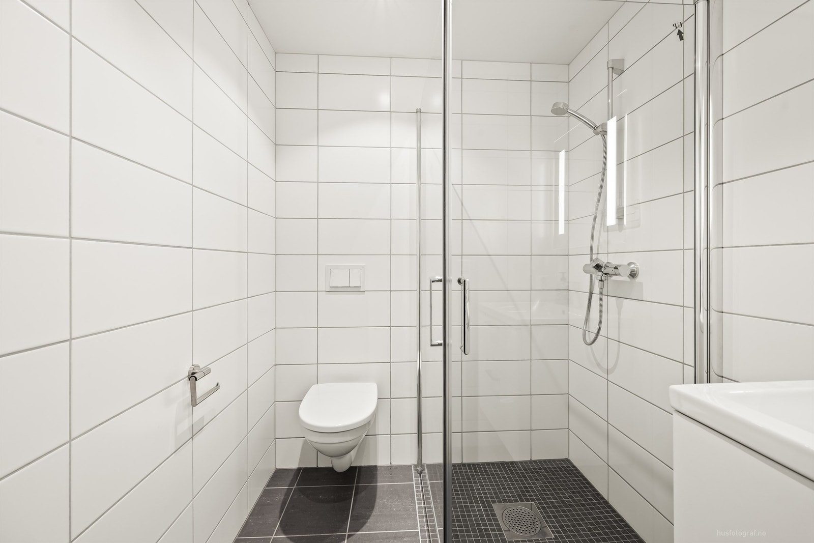 Badet har dusjhjørne med foldedører av glass. Galleribilde
