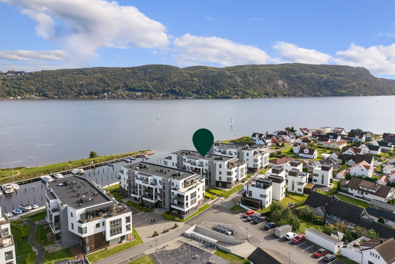 Meget sentralt i Svelvik - rett på utsiden av sentrum (sørsiden). Galleribilde
