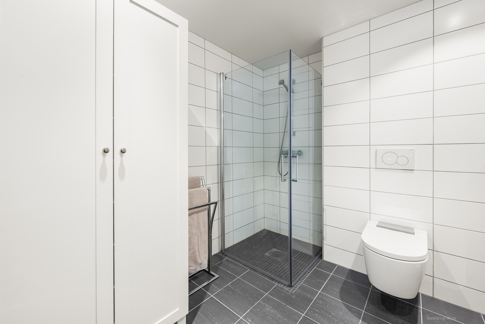 Badet har dusjhjørne med foldedører av glass. Galleribilde