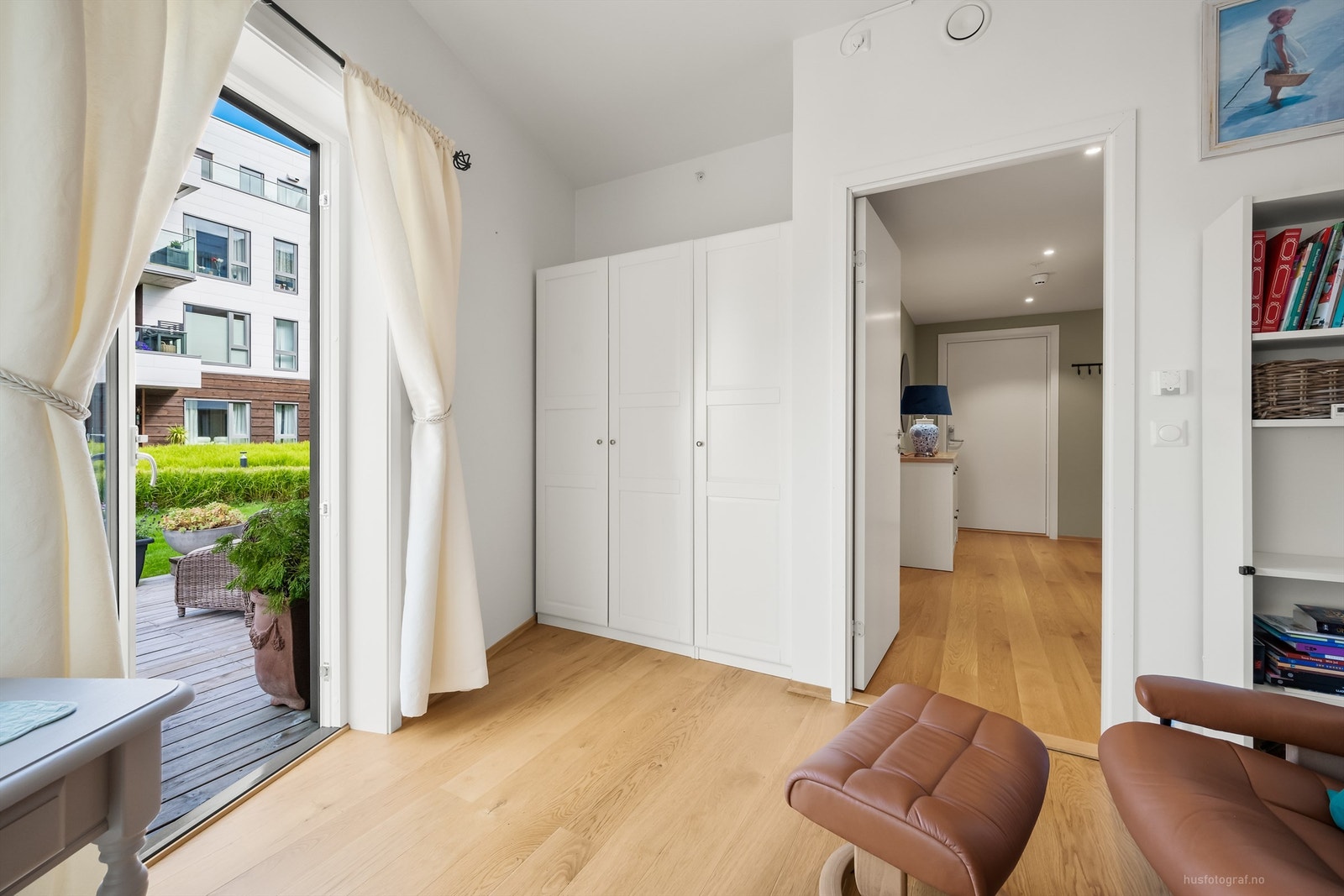 Soverom 1 med 1-stavs parkett på gulv, malte vegger og malt himling. Galleribilde