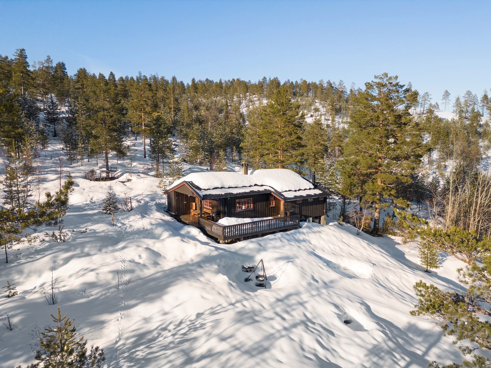 Koselig helårshytte med attraktiv beliggenhet på Solheimåsen. Hytten er 64 m² og har en deilig terrasse på hele 37m² med nydelig utsikt over Jondalen og Jonsknuten Galleribilde