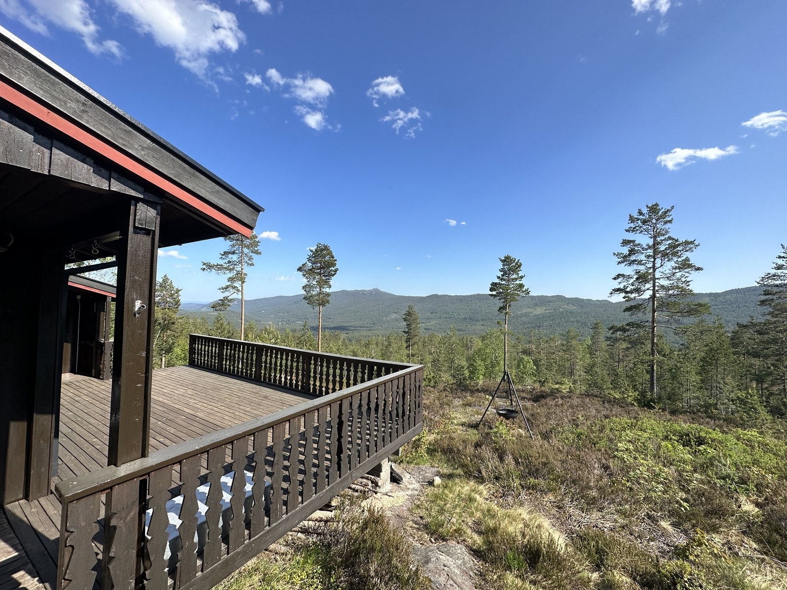 Denne hytten ligger særs godt til, med naturskjønn utsikt over Jondalen og Jonsknuten og usjenert uteplass. Galleribilde