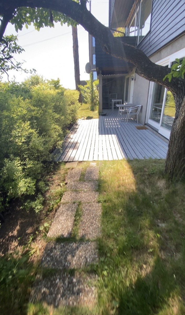 Uteområde på sommeren. Kommer med bord og stoler Galleribilde