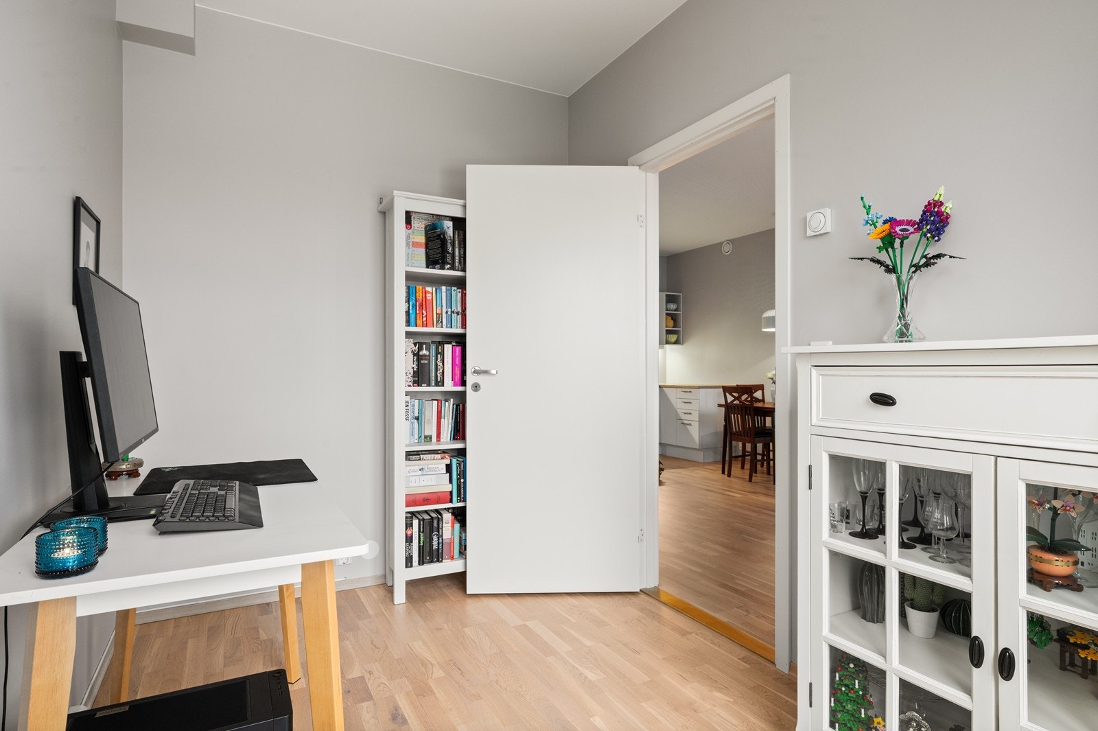 Leiligheten har en gjennomtenkt planløsning med malte, glatte innerdører. Galleribilde