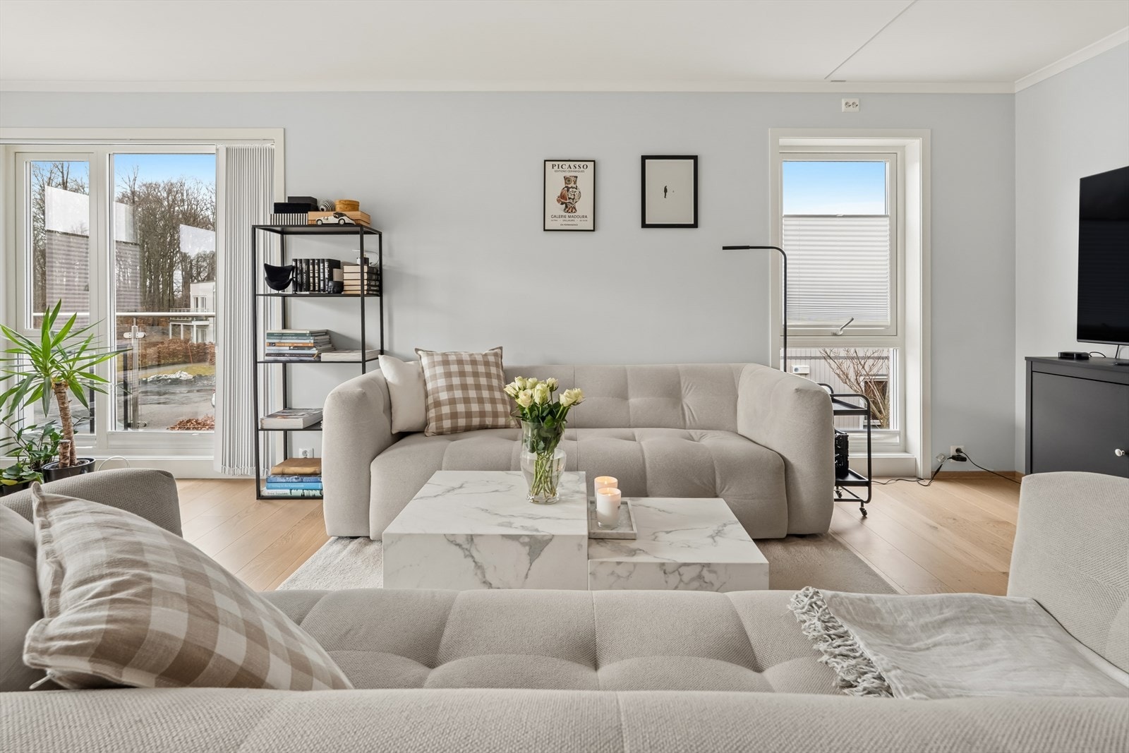 Store vinduer med rammeverk av tre slipper inn rikelig med dagslys. Galleribilde