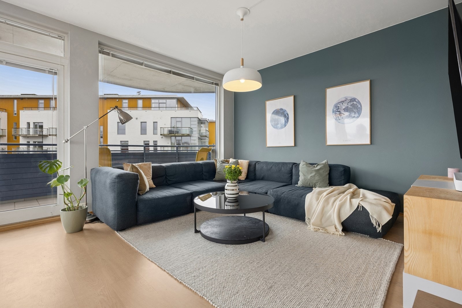 Stilren stue med gjennomtenkt fargepalett og god plass til stor sofa Galleribilde