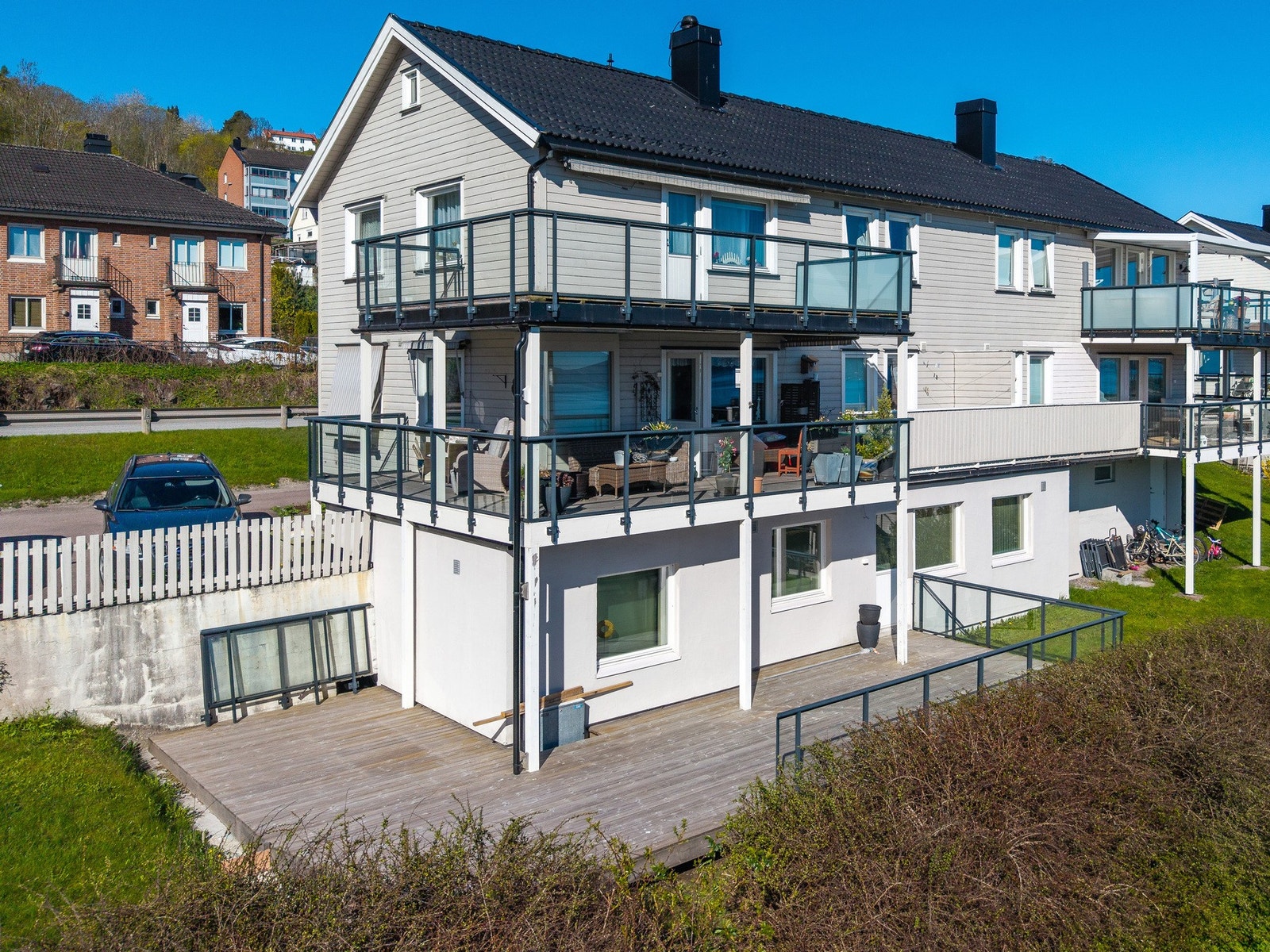 Denne flotte leiligheten ligger i underetasjen med stor terrasse. Galleribilde