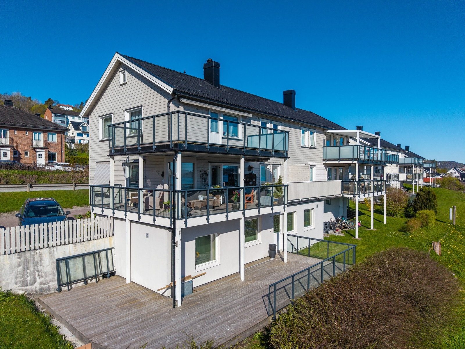 Romslig terrasse med direkte adkomst fra stuen - perfekt for hyggelige dager utendørs. Stor uteplass med glassrekkverk som gir gode lysforhold og en luftig følelse. Galleribilde