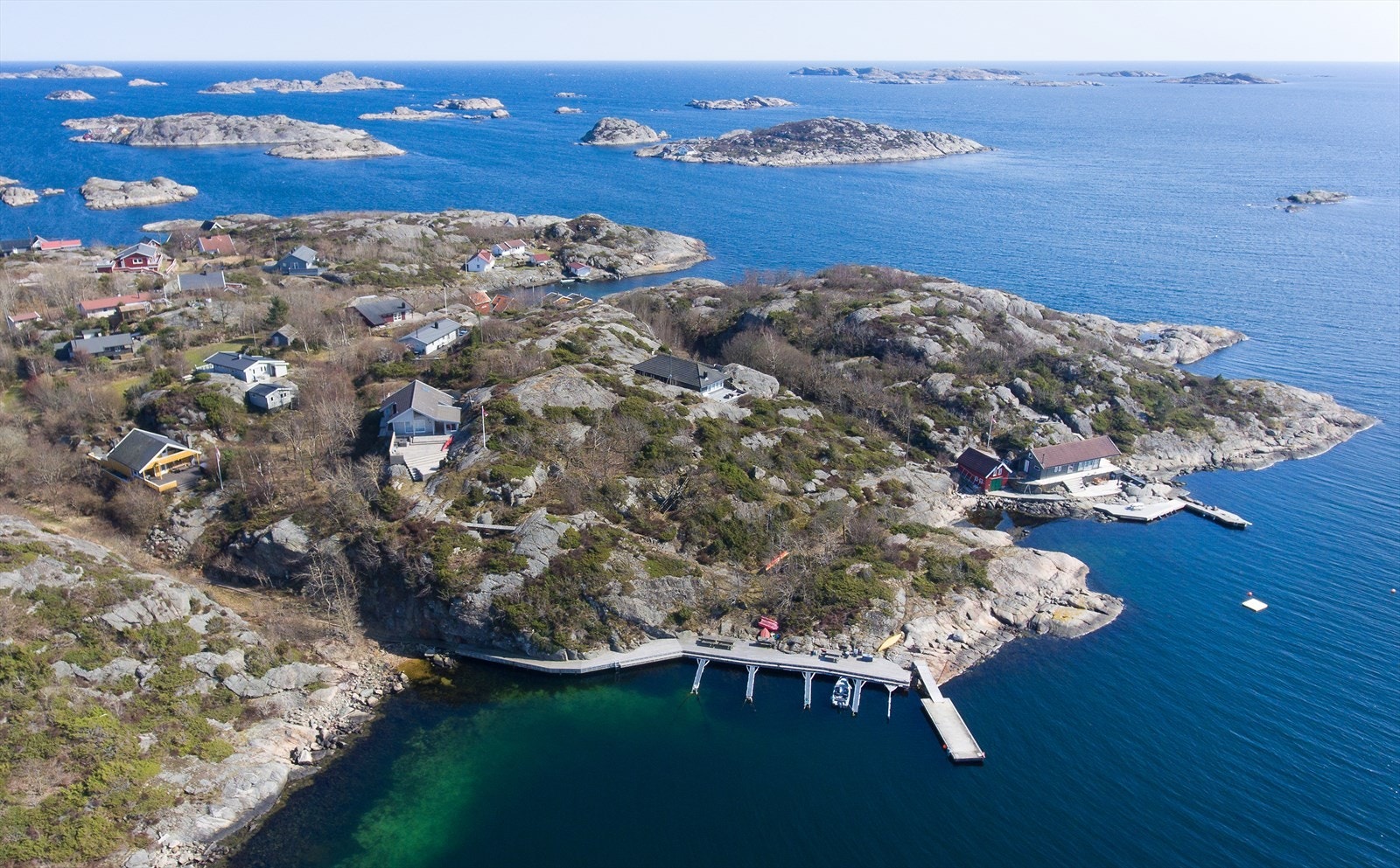 Nydelig område og flott bryggeanlegg for båtliv og bading Galleribilde