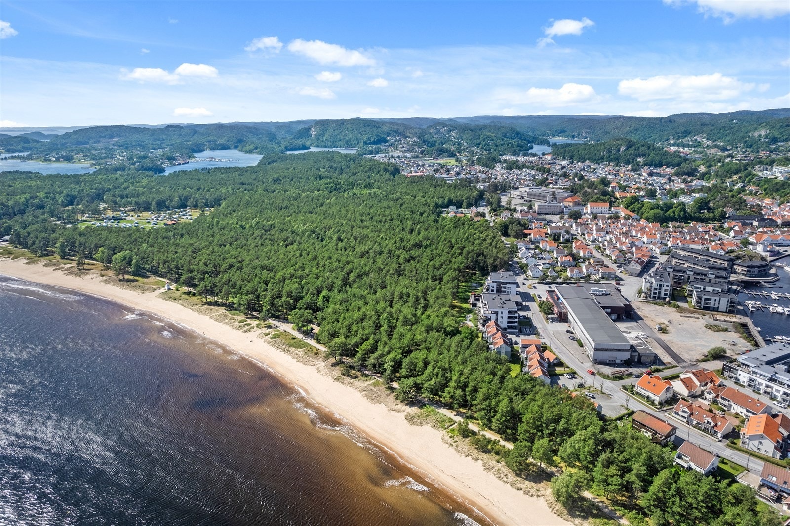 Sjøsanden ferietun med ypperlighet beliggenhet like ved Furulunden og Sjøsanden. Gangavstand til sentrum. Galleribilde