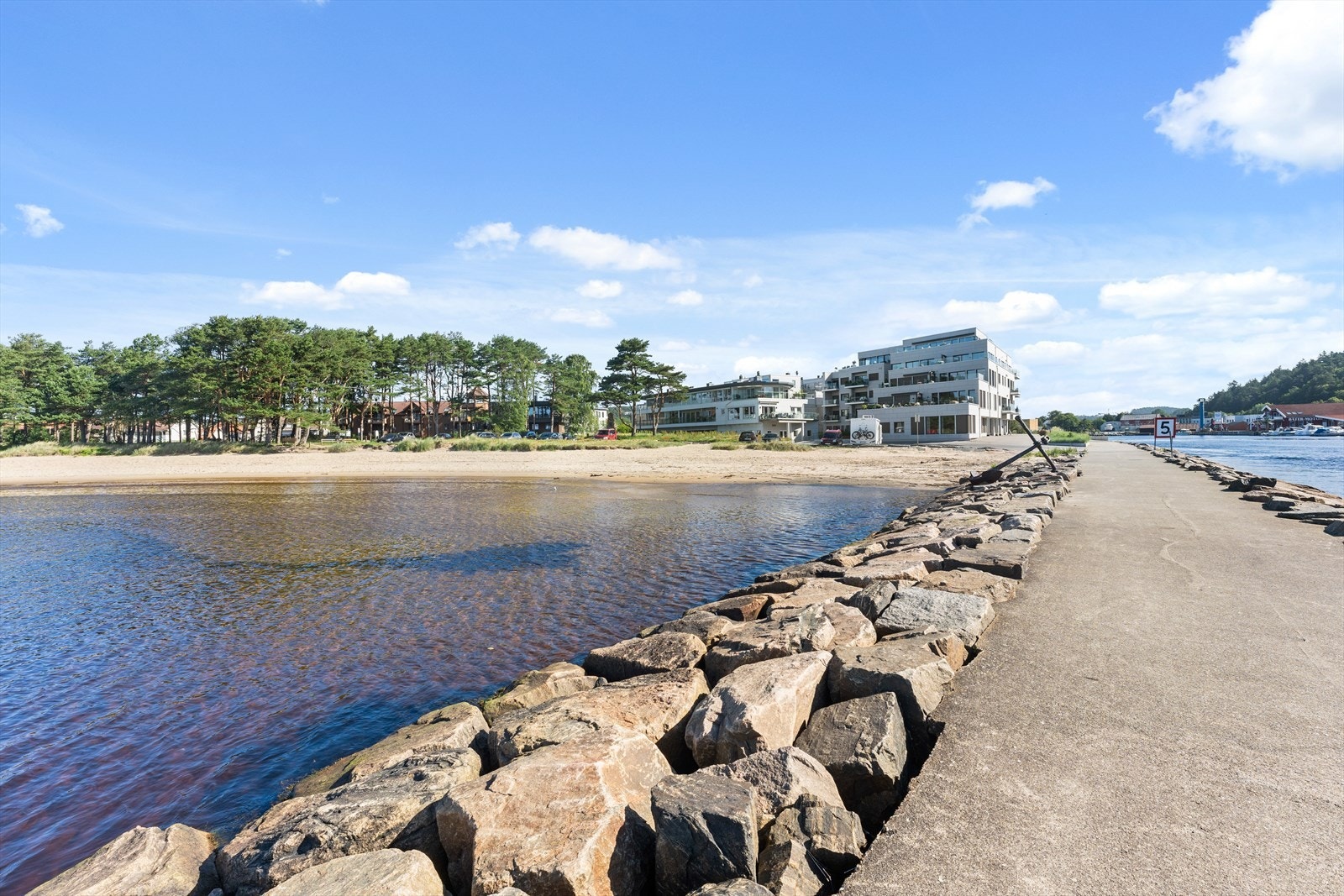 Piren og innløpet til Mandalselva. Galleribilde
