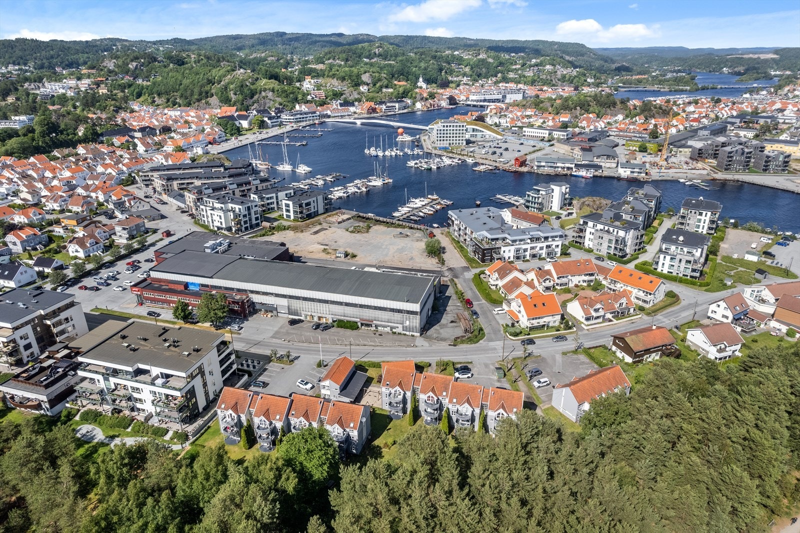 Sjøsanden ferietun med ypperlighet beliggenhet like ved Furulunden og Sjøsanden. Gangavstand til sentrum. Galleribilde