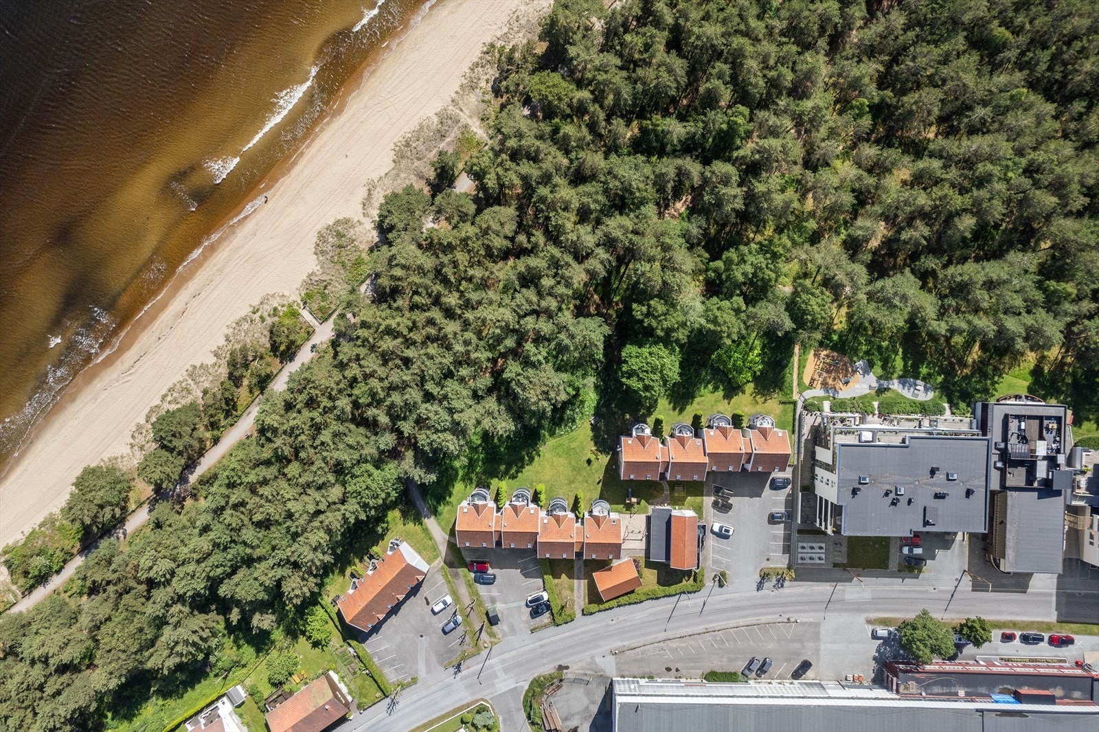 Sjøsanden ferietun, en unik beliggenhet i Furulunden og ved stranden Galleribilde