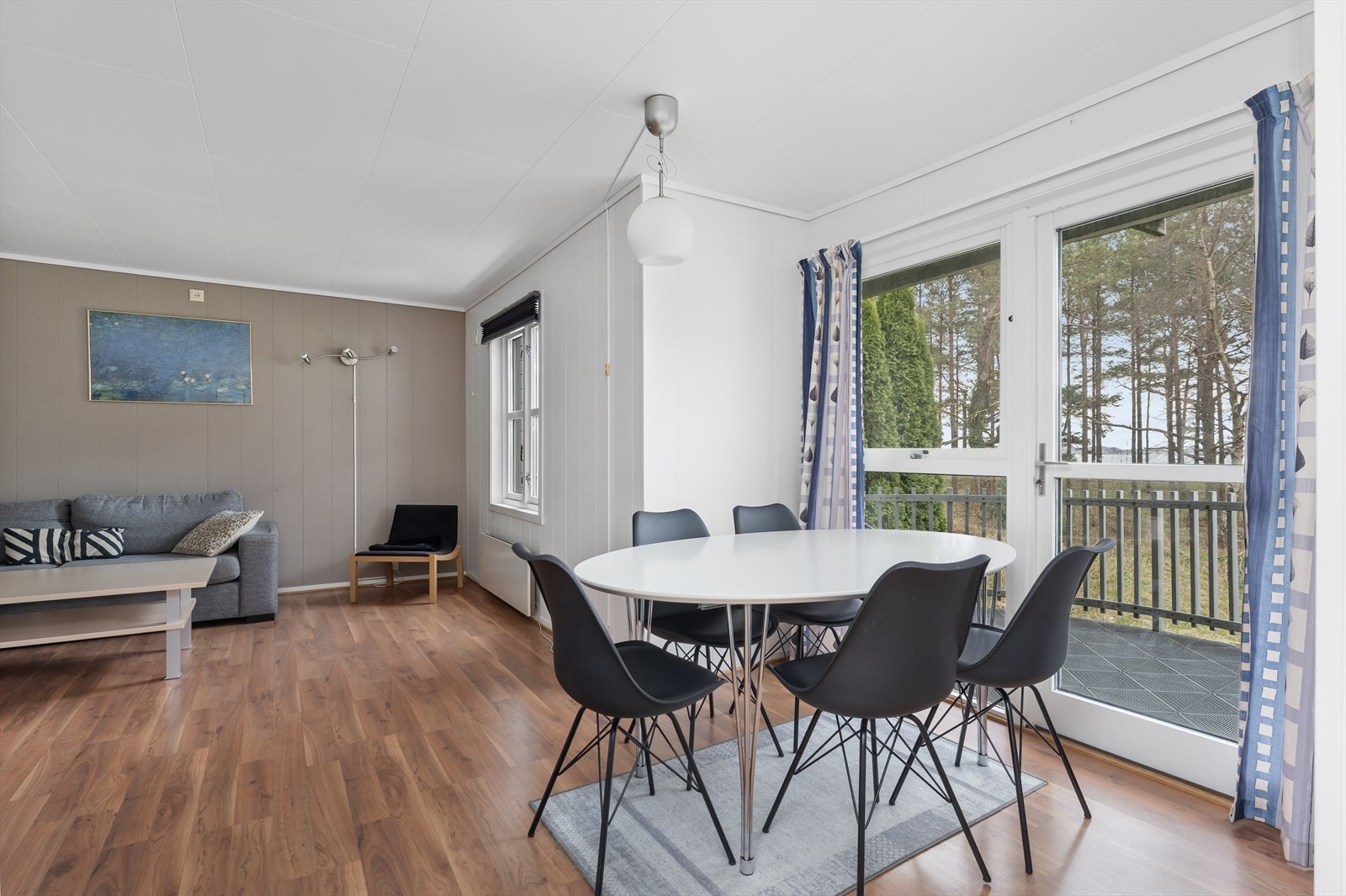 Stue/kjøkken med utgang til sørvendt og solrik balkong. Galleribilde