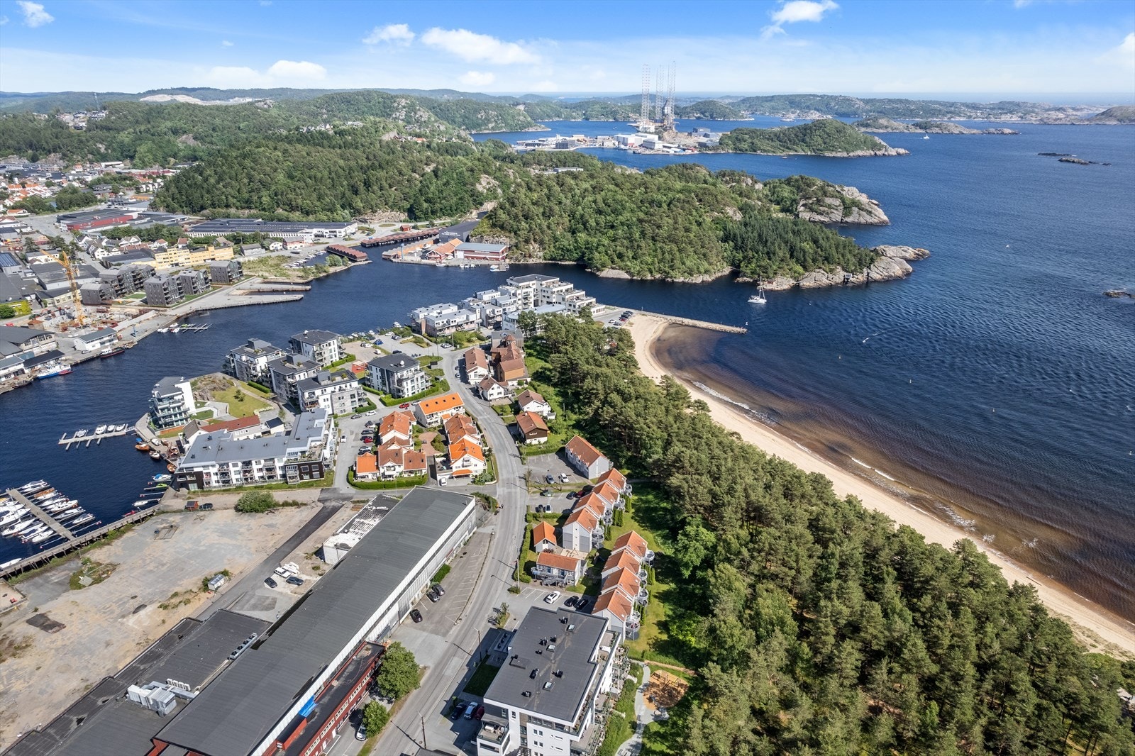 Sjøsanden ferietun med ypperlighet beliggenhet like ved Furulunden og Sjøsanden. Gangavstand til sentrum. Galleribilde