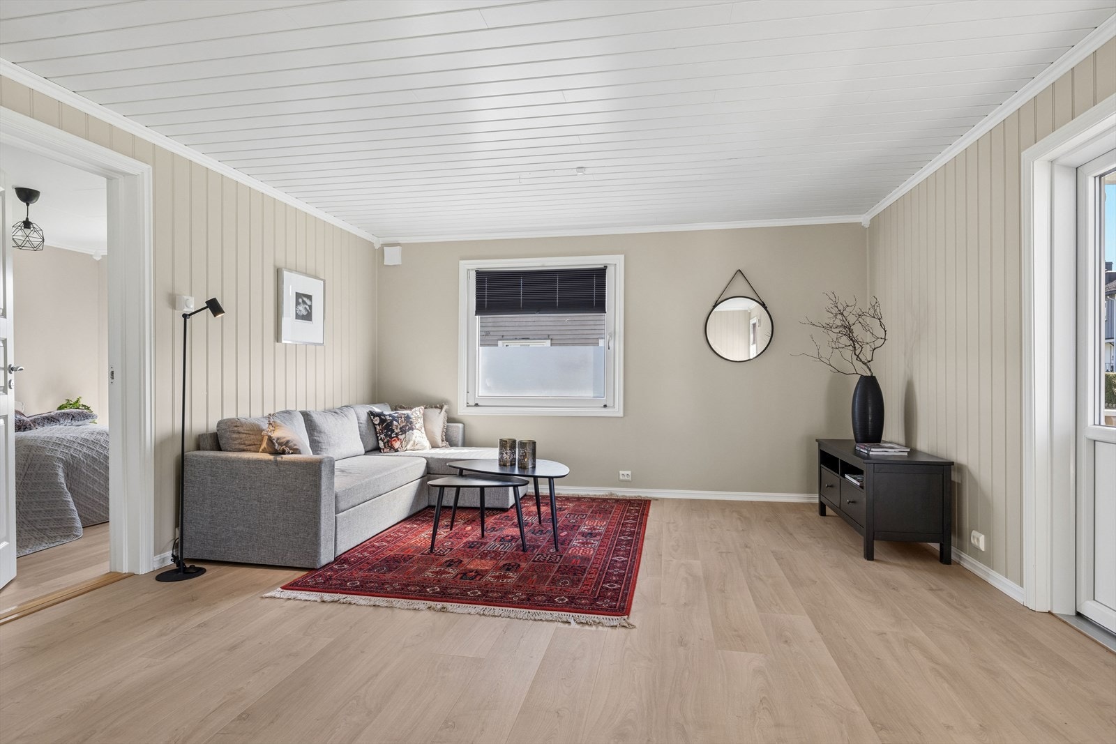 Lys, romslig stue som har plass til sofagruppe og annet møblement. Galleribilde