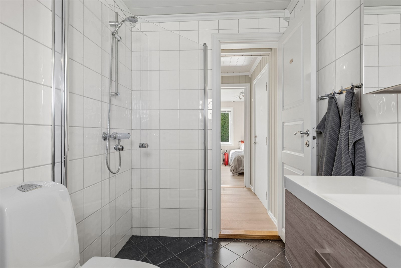 Det er opplegg for vaskemaskin. Mekanisk ventilert. Badet er av eldre dato og har et oppgraderingsbehov (TG3 i rapporten). Galleribilde