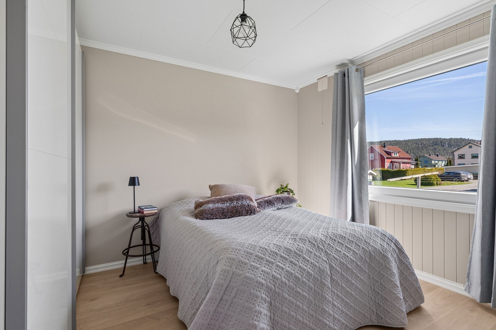 Leiligheten har 2 soverom av god størrelse. Om ønskelig kan man sette opp lettvegg mot stuen og etablere det tredje soverommet, som er original løsning. Galleribilde