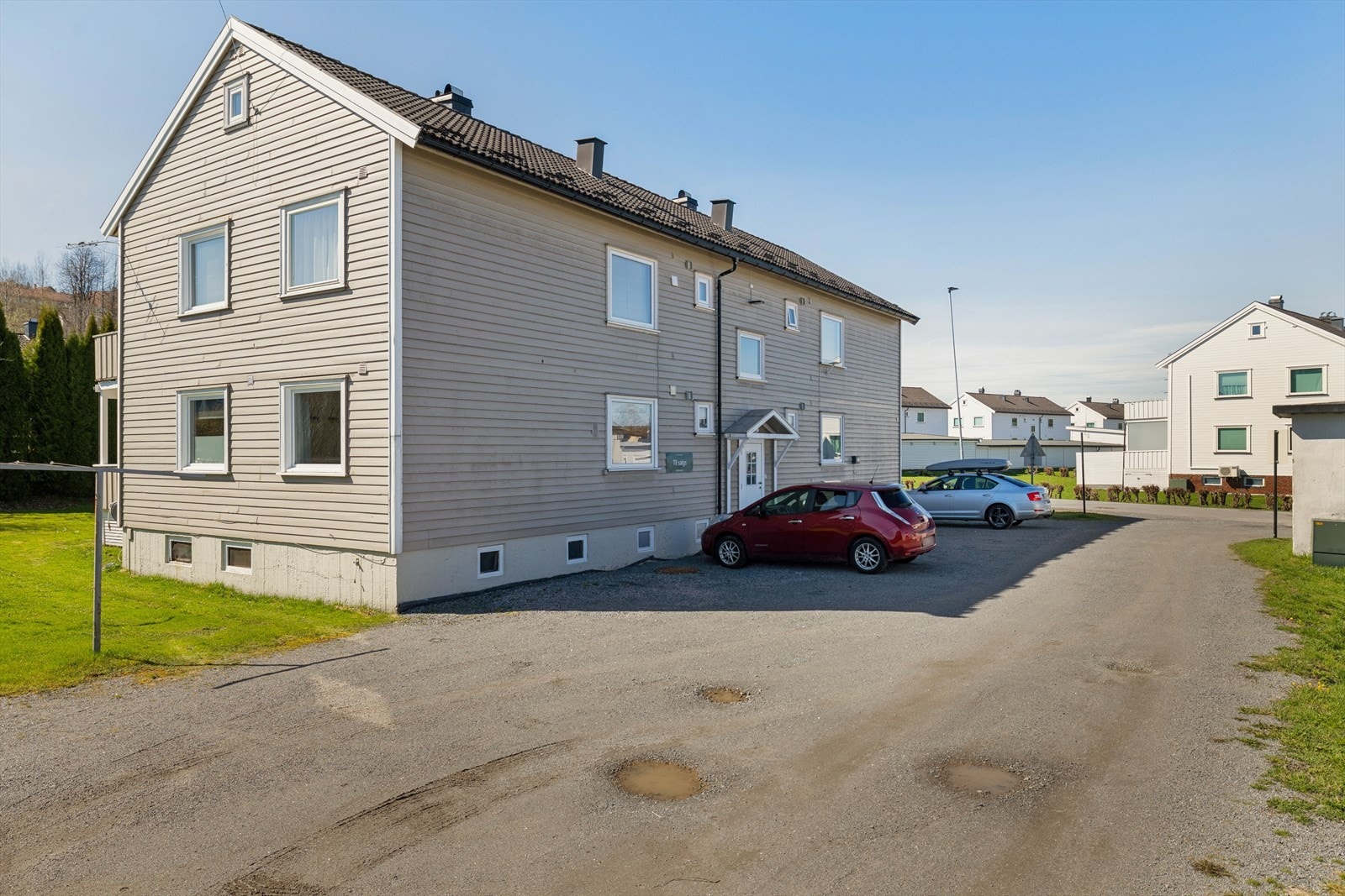Parkering på felles biloppstillingsplass utenfor leiligheten. Galleribilde