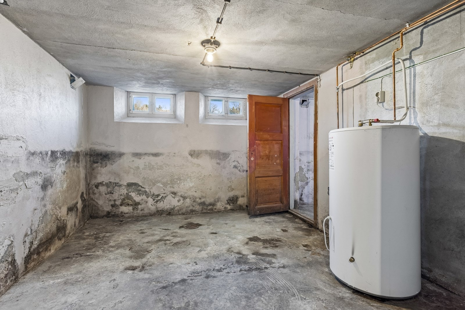 Vaskekjelleren huser varmtvannsberederen på 200 liter fra 2005 og boligens hovedstoppekran. Galleribilde