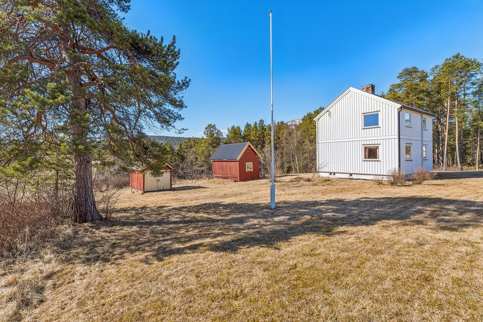 Den store tomten gir gode muligheter for hage, lek og uteaktiviteter.
På eiendommen er det to uthus til ekstra oppbevaring. Galleribilde
