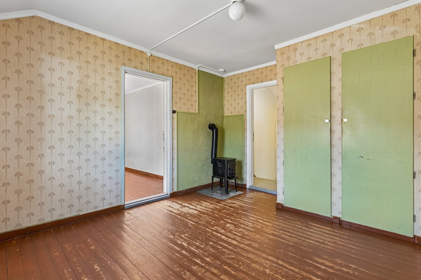 Dette soverommet har også en eldre vedovn og innebygde skap. Galleribilde
