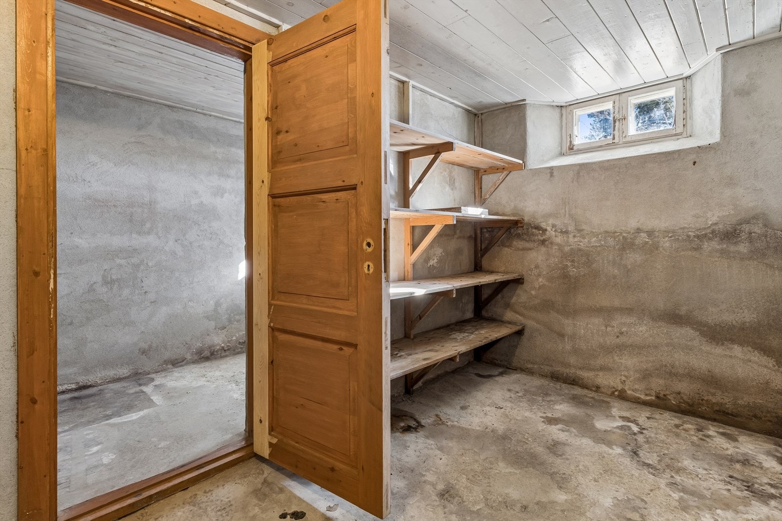 Ett av de uinnredede kjellerrommene, ideelt for oppbevaring. Galleribilde