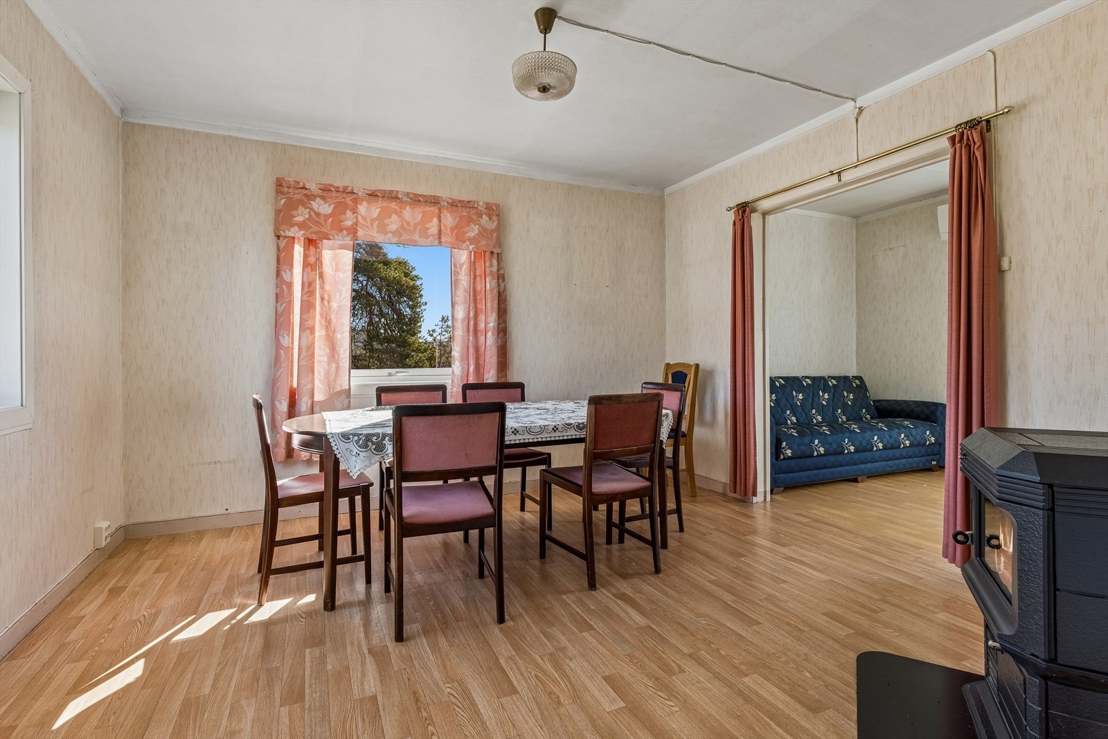 Spisestuen har god plass til langbord og er et naturlig samlingspunkt, med åpen tilknytning til stuen. Galleribilde