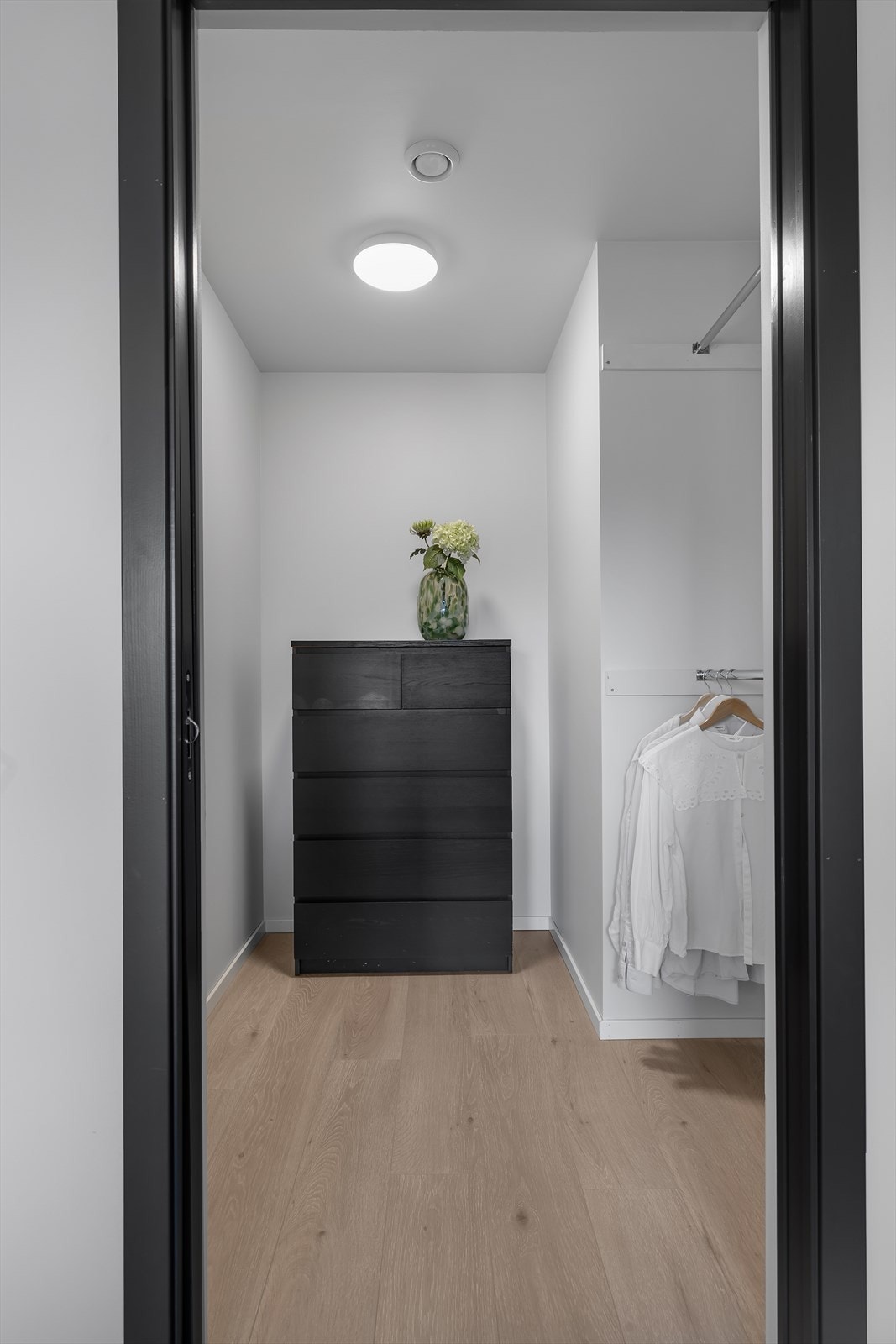 Walk-in garderobe med gode muligheter for egne ønsker rundt innredning Galleribilde