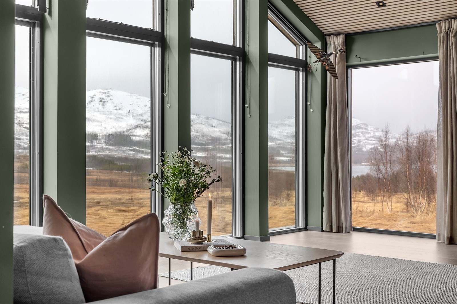 Store vindusflater som slipper inn masse naturlig lys Galleribilde