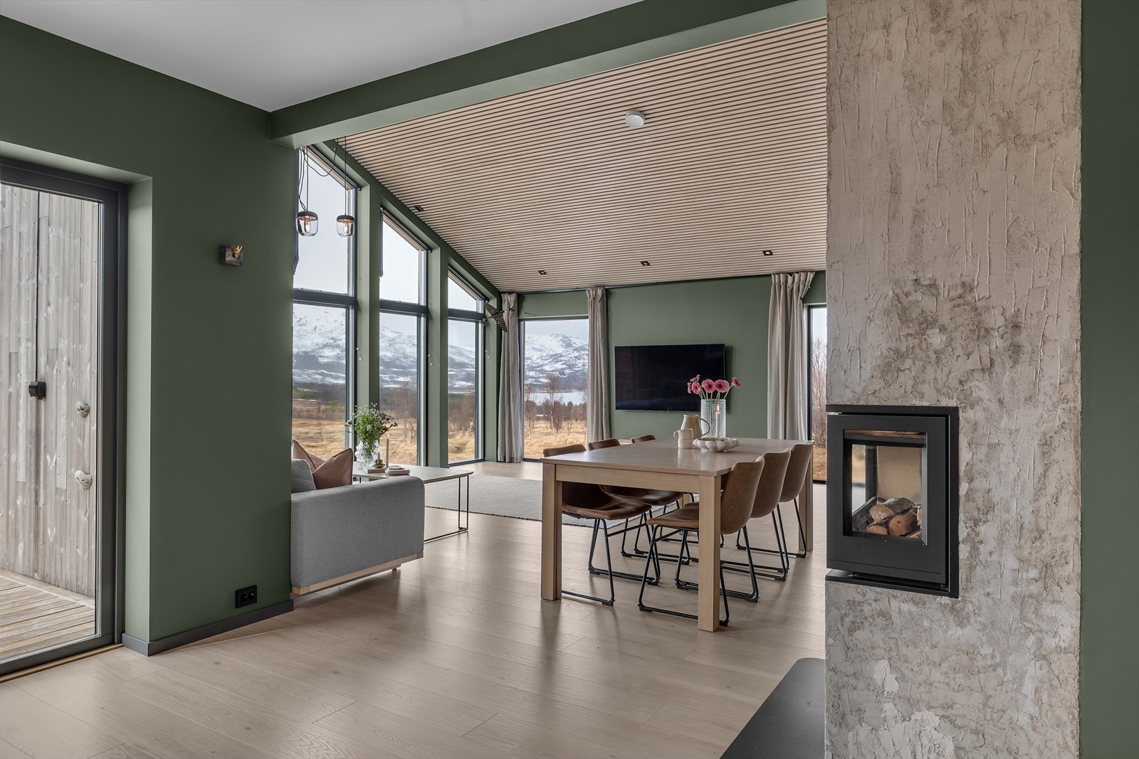 Utgang til vestvendt terrasse vendt mot friluftsområde Galleribilde