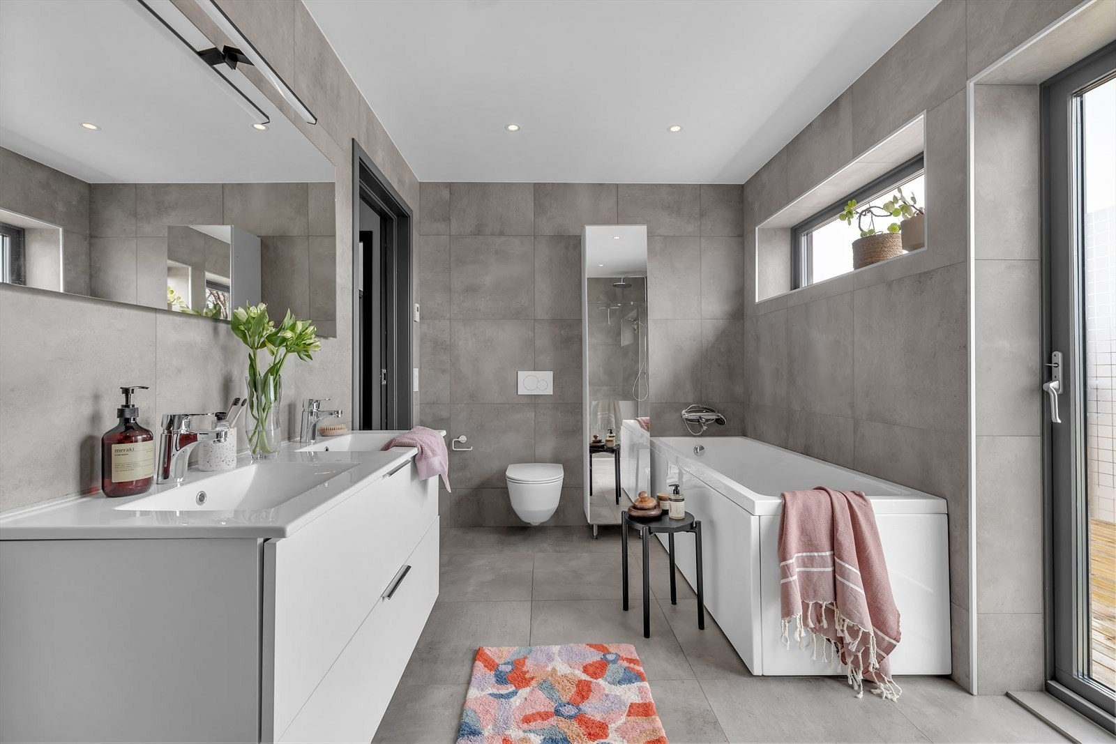 Badet er komplett flislagt Galleribilde