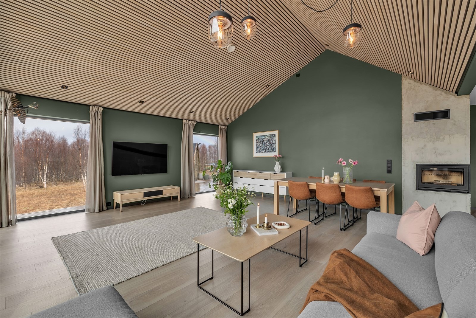 Stuen har god takhøyde, ildsted og downlights Galleribilde