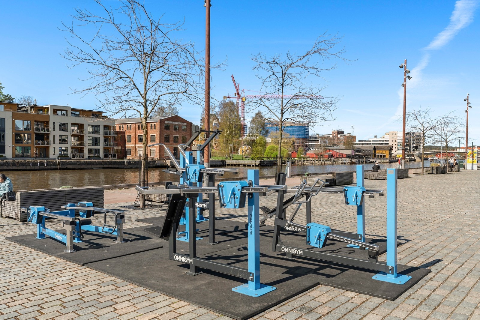 Rett utenfor døren, langs elvepromenaden, finnes et utendørs treningsanlegg til fri benyttelse. Galleribilde