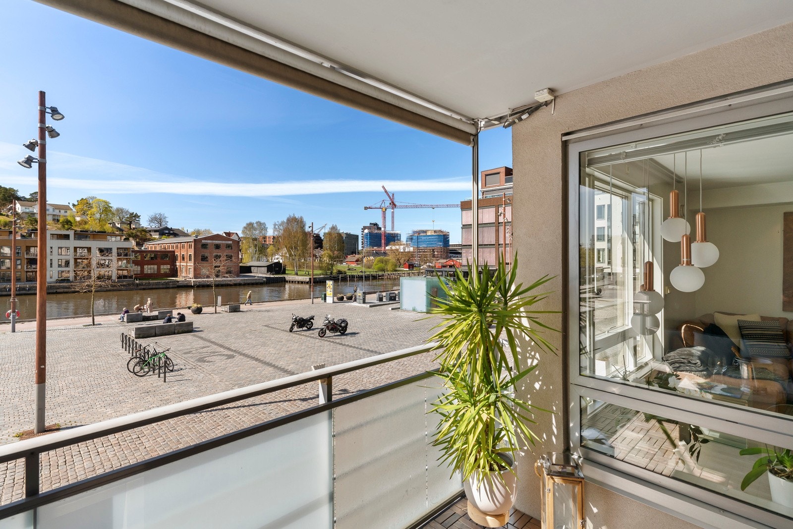 Balkongen vender mot sydvest og har et areal på ca. 7 m², med gode solforhold. Galleribilde