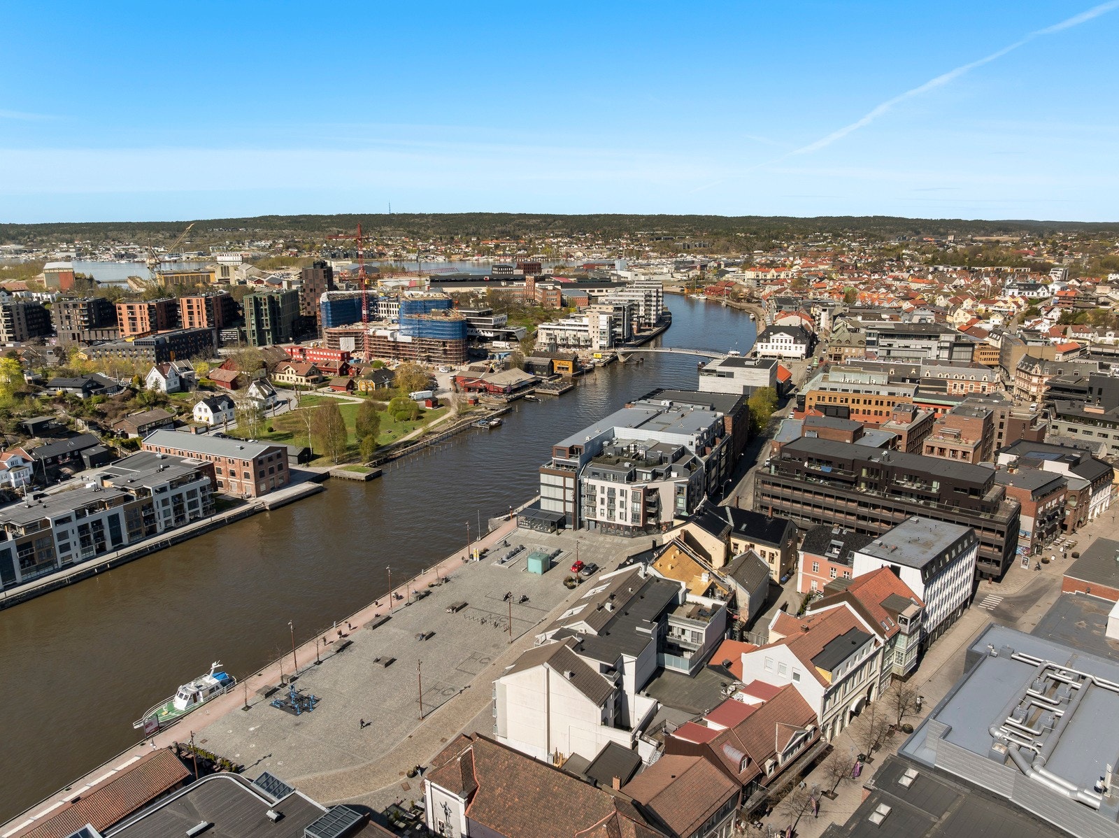 Nygata busstopp er kun et par minutter unna, og Fredrikstad stasjon nås på omtrent ti minutter til fots, med videre forbindelser til blant annet Oslo. Galleribilde