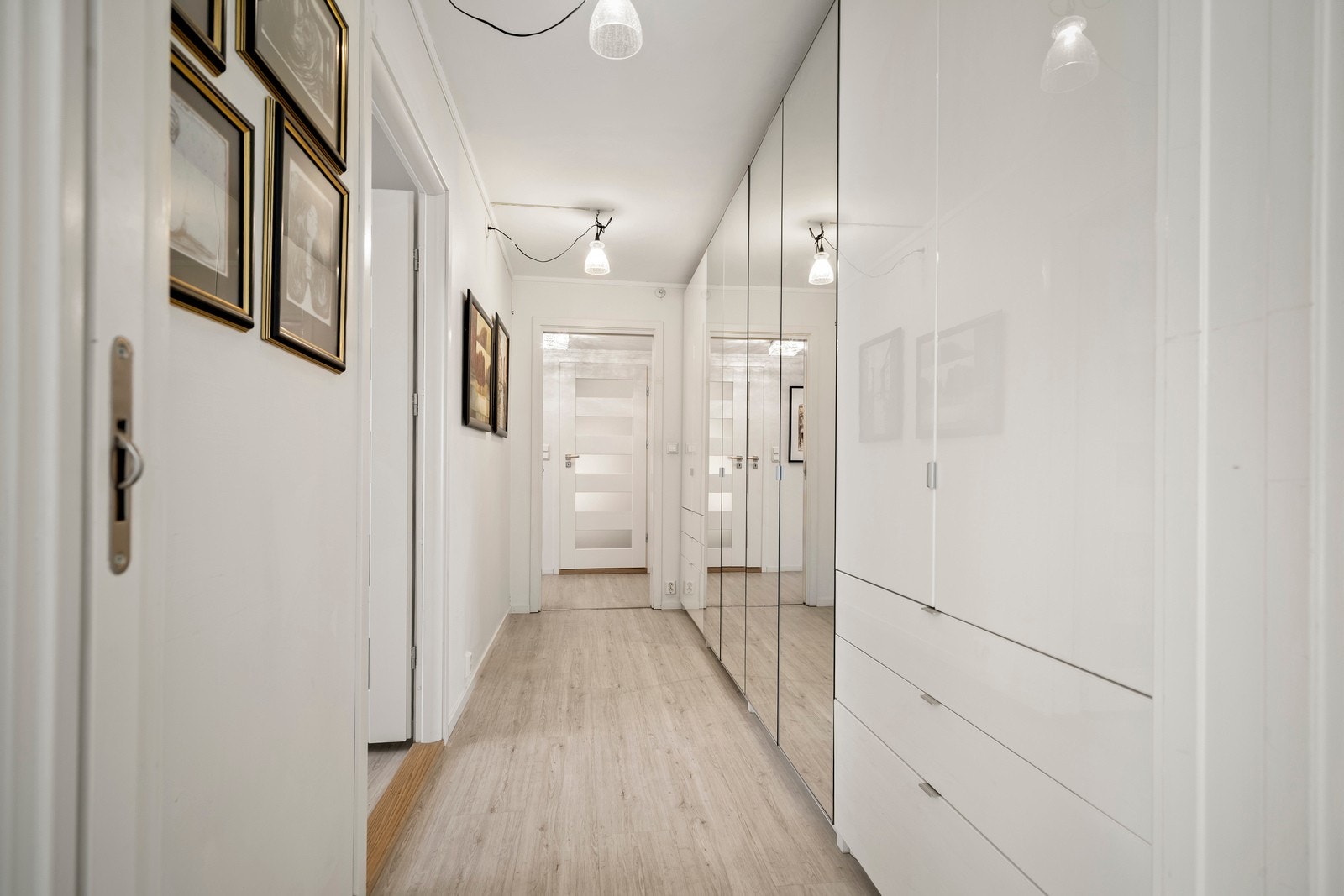 I gangen mot soveromsavdelingen er det en hel vegg med garderobeskap som gir rikelig med oppbevaringsplass. Galleribilde
