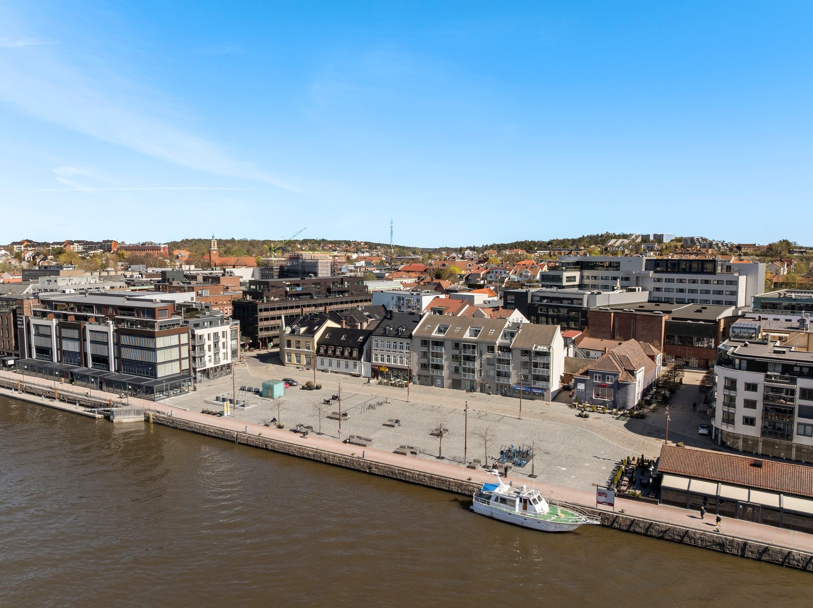 Fra leiligheten er det kort vei til både byens handlegater og rekreasjonsområder. Galleribilde