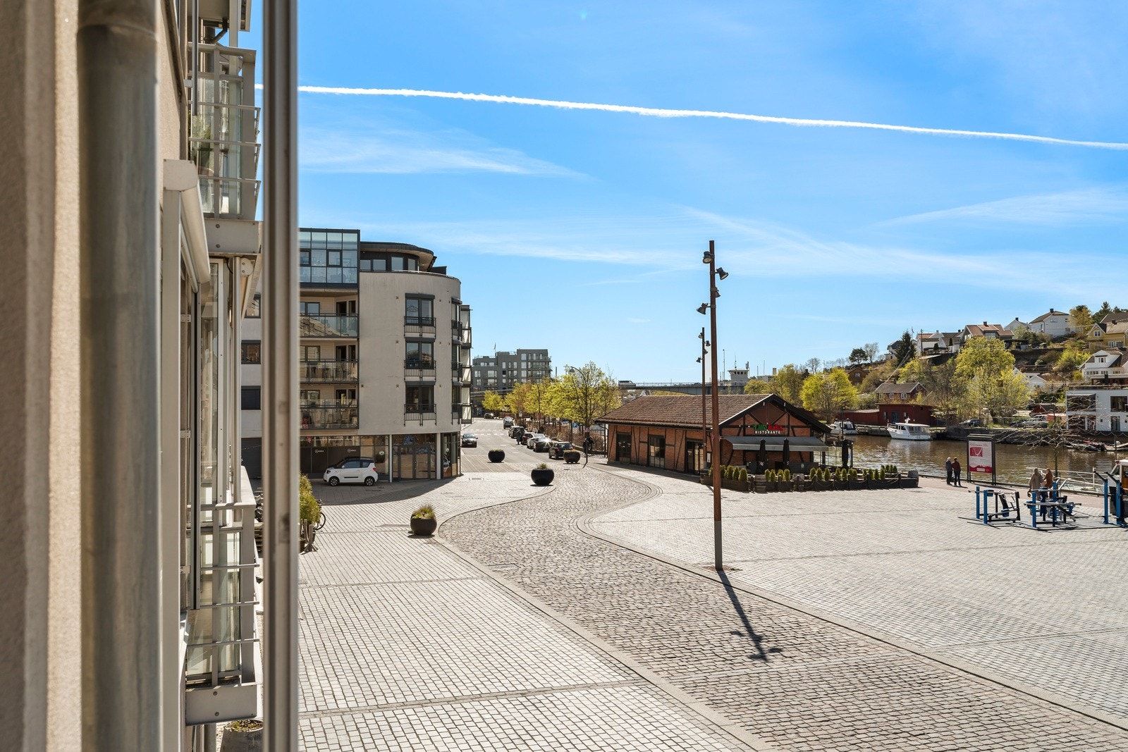 Beliggenheten byr på umiddelbar nærhet til et bredt utvalg av service- og fasilitetstilbud som dekker hverdagens behov. Galleribilde