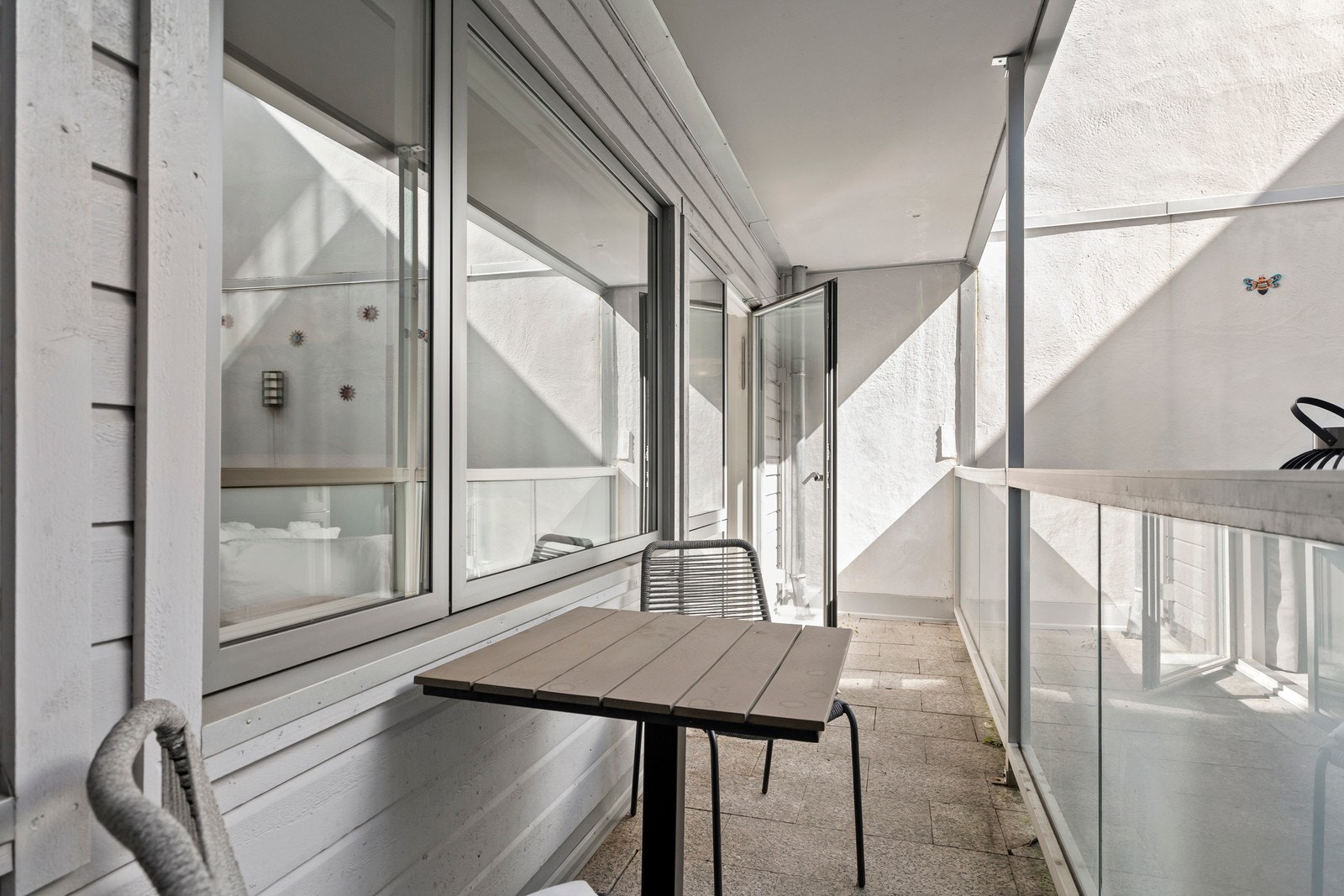Fra hovedsoverommet er det direkte utgang til en privat uteplass på ca. 8 m², med utsyn mot fellesarealene. Galleribilde